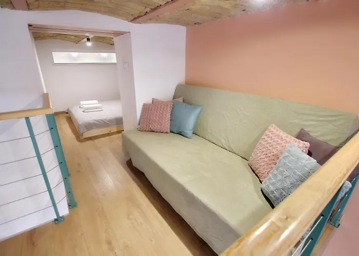 Awesome Downtown W Balcony & Free Private Parking Apartment