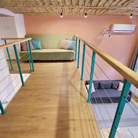 Awesome Downtown W Balcony & Free Private Parking ブダペスト